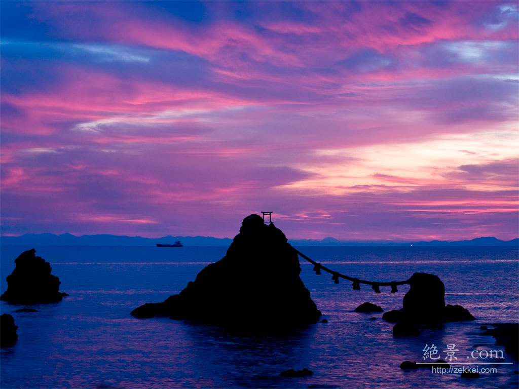 夫婦岩と朝焼け富士山」の風景壁紙・写真｜絶景探検家ふく