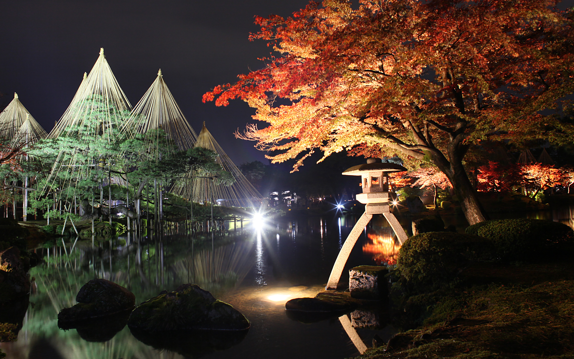 兼六園の紅葉とことじ灯篭」の風景壁紙・写真｜yascolo